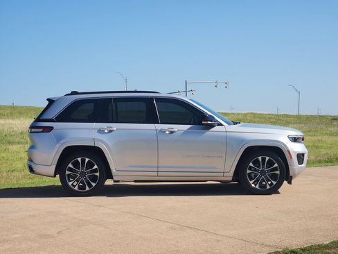 Used 2024 Jeep Grand Cherokee Overland AWD/4WD image 7