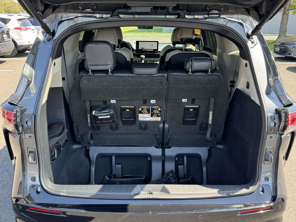 Used 2025 Toyota Sienna Platinum AWD/4WD image 15