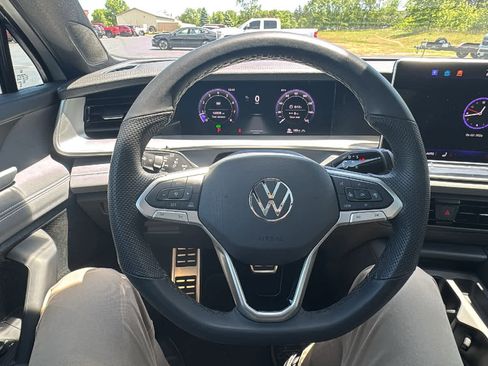 Used 2025 Volkswagen Tiguan SE R-Line AWD/4WD image 9