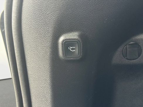 Used 2019 Jeep Cherokee Limited image 14