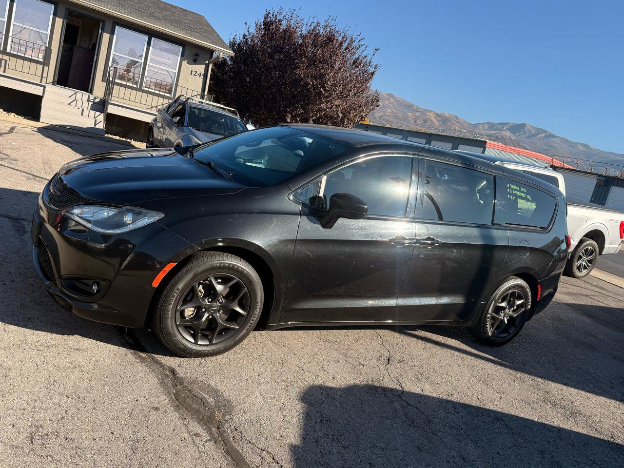 Used 2018 Chrysler Pacifica Touring Plus w/ S Appearance Package FWD image 3