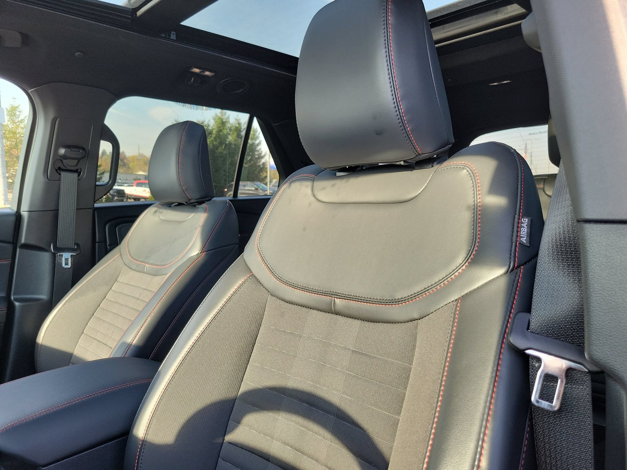 Certified 2025 Ford Explorer ST-Line w/ Premium Package AWD/4WD image 11
