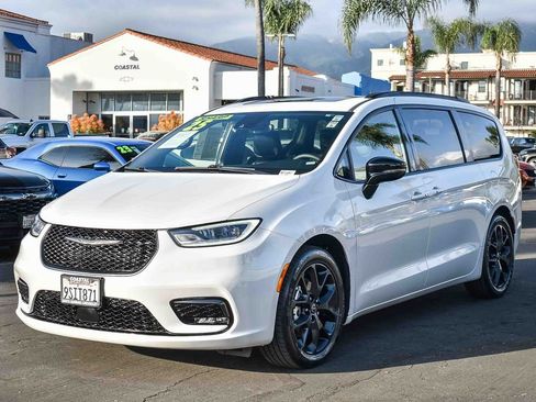 Used 2025 Chrysler Pacifica Limited FWD image 3