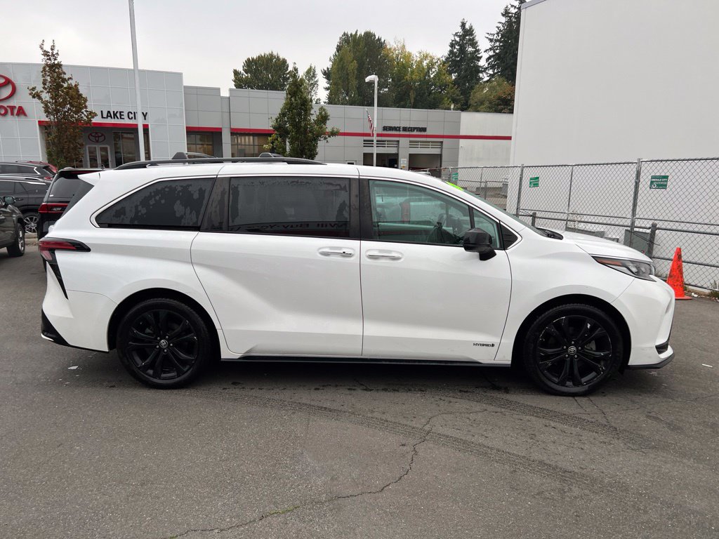 Used 2021 Toyota Sienna XSE w/ XSE Plus Package FWD image 3