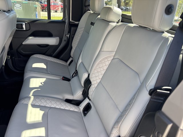 Used 2023 Jeep Gladiator Overland AWD/4WD image 17