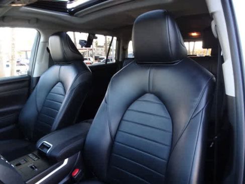 Certified 2022 Toyota Highlander XLE image 18