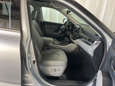 Used 2021 Toyota Highlander XLE AWD/4WD image 22