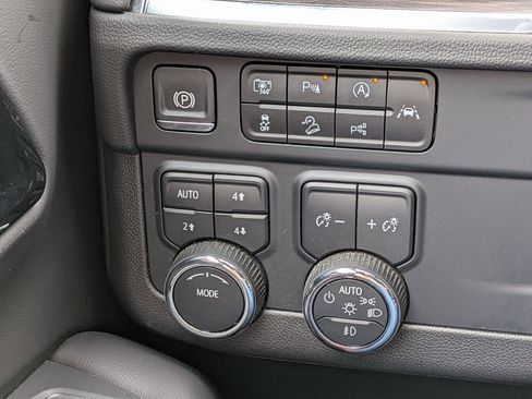 Used 2025 Chevrolet Suburban Z71 AWD/4WD image 28