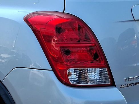 Used 2019 Chevrolet Trax LS FWD image 11