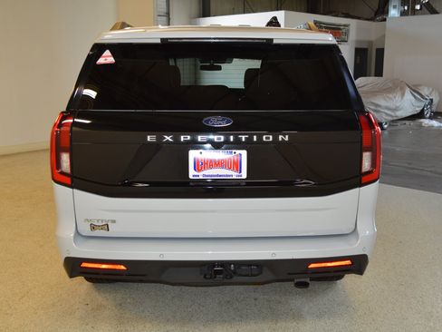 Used 2025 Ford Expedition Active AWD/4WD image 4