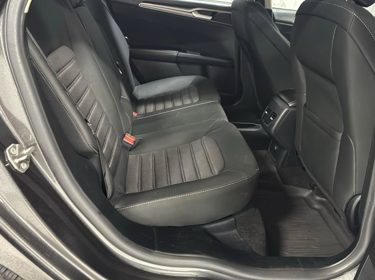 Used 2020 Ford Fusion SE AWD/4WD image 8