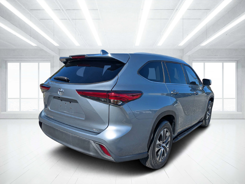 Used 2023 Toyota Highlander XLE FWD image 3