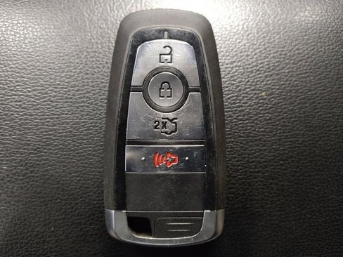 Used 2020 Ford Fusion SE image 32