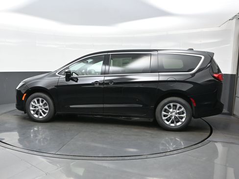 New 2027 Chrysler Pacifica Select AWD/4WD image 3
