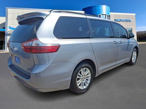 Used 2017 Toyota Sienna FWD image 6