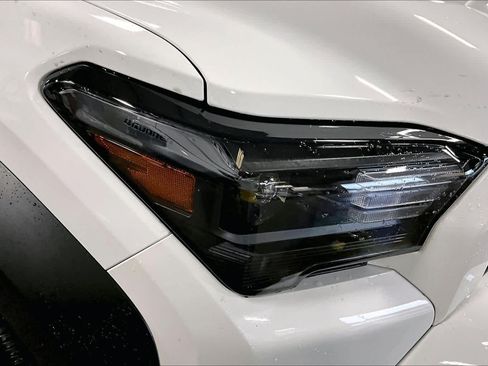 Certified 2025 Toyota 4Runner SR5 AWD/4WD image 25