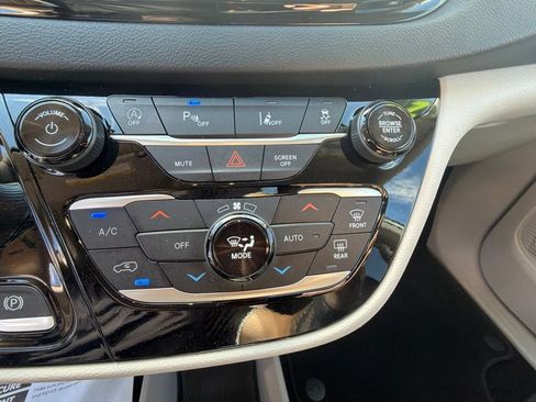 Used 2024 Chrysler Pacifica Touring-L FWD image 34