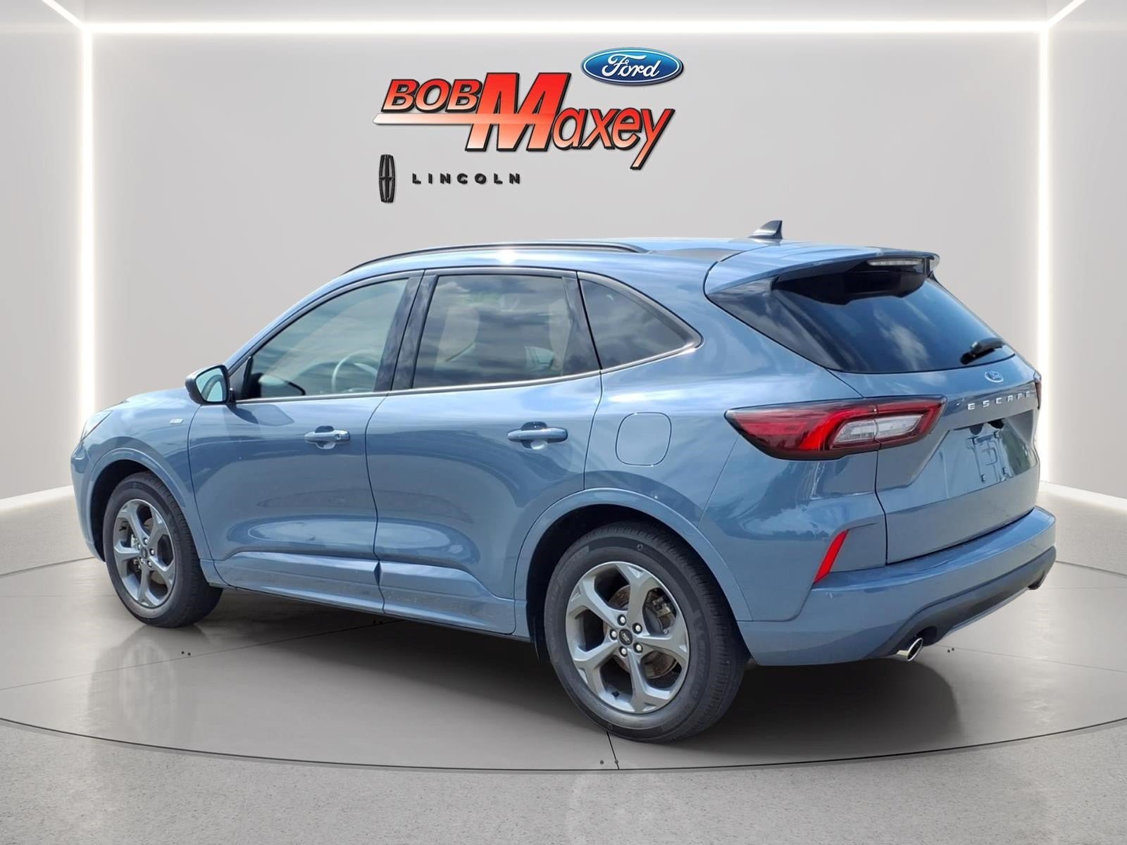 Used 2024 Ford Escape ST-Line w/ Cold Weather Package FWD image 6