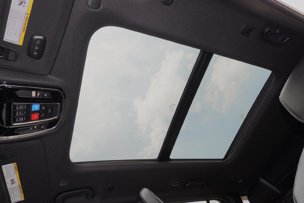 Used 2023 Jeep Grand Cherokee Overland RWD image 10