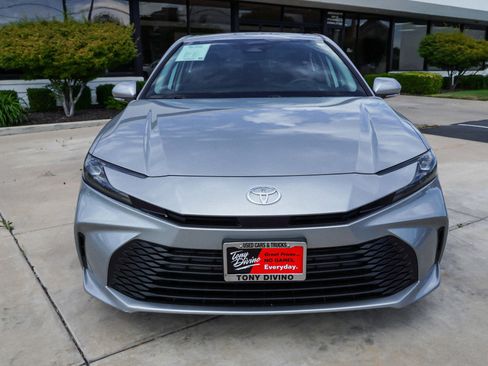 Used 2025 Toyota Camry LE FWD image 3