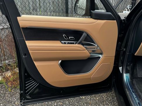 New 2025 Land Rover Range Rover Long Wheelbase SE image 8