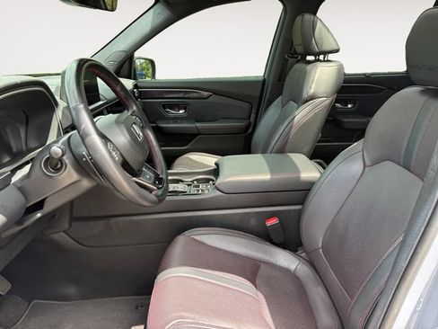 Used 2025 Honda Pilot Black Edition image 9
