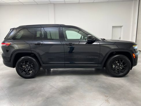 Used 2024 Jeep Grand Cherokee Altitude image 8