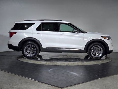 New 2025 Ford Explorer Active w/ Active Comfort Package image 3
