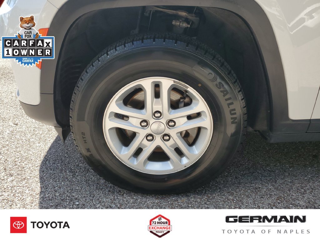 Used 2024 Jeep Grand Cherokee Laredo RWD image 13