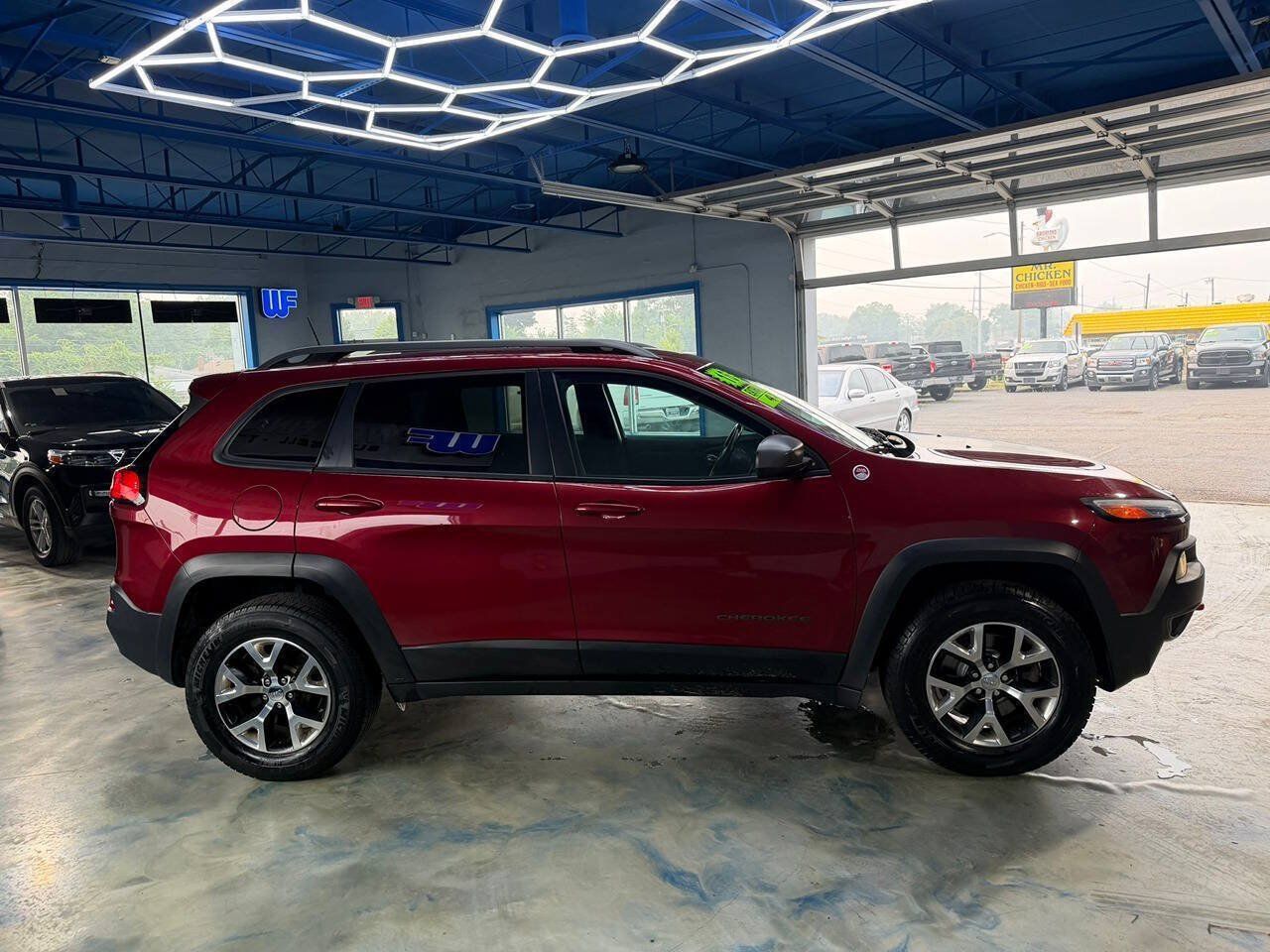 Used 2016 Jeep Cherokee Trailhawk w/ Leather Interior Group AWD/4WD image 12