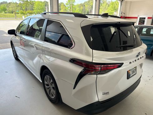 Used 2022 Toyota Sienna XLE image 3