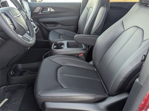 New 2026 Chrysler Pacifica Select image 11