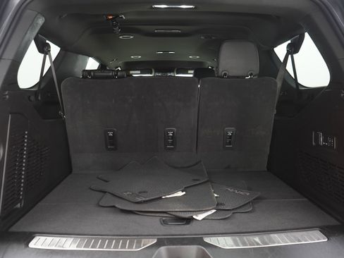 Used 2025 GMC Yukon XL Denali AWD/4WD image 9