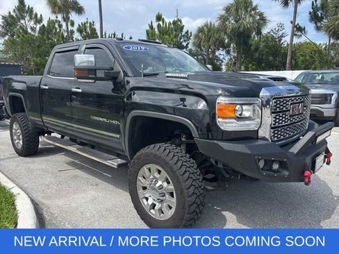 Used 2019 GMC Sierra 2500 Denali w/ Duramax Plus Package AWD/4WD image 1
