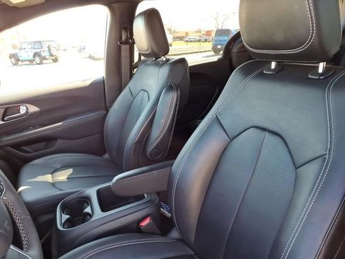 Used 2025 Chrysler Pacifica Select image 13