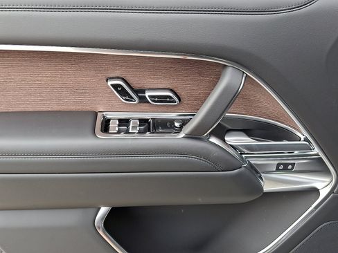 New 2025 Land Rover Range Rover SE image 4