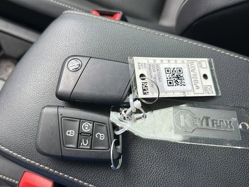 Certified 2024 Volkswagen Tiguan SE R-Line image 29