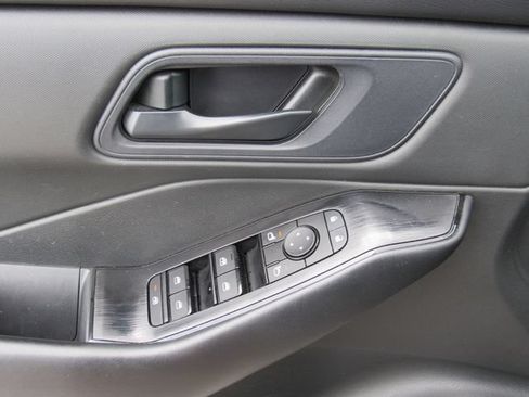 Used 2024 Nissan Rogue S AWD/4WD image 21