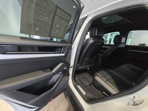 Used 2024 Porsche Cayenne S AWD/4WD image 16