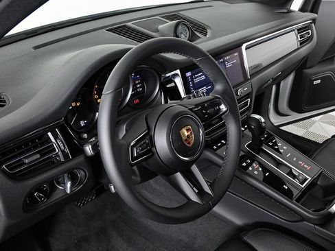 Certified 2025 Porsche Macan AWD image 4