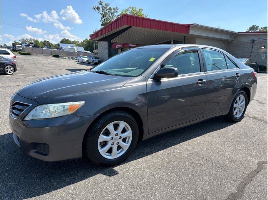 Used 2010 Toyota Camry LE FWD image 3