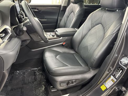Used 2025 Toyota Highlander Platinum AWD/4WD image 25