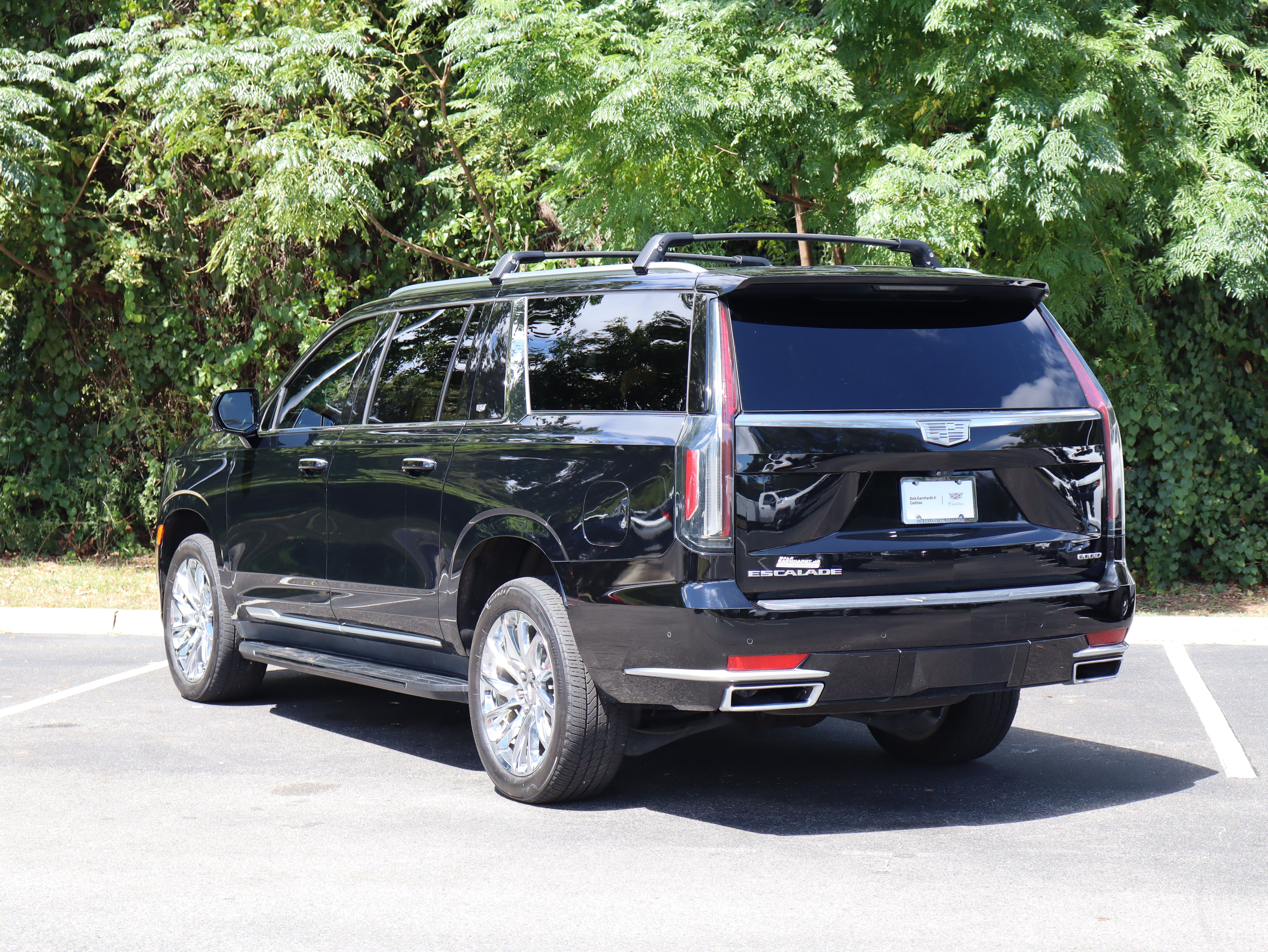 Used 2023 Cadillac Escalade ESV Premium Luxury w/ LPO, Radiant Package AWD/4WD image 5
