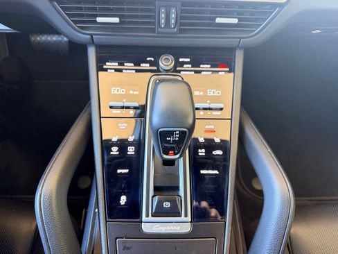Used 2019 Porsche Cayenne AWD/4WD image 14