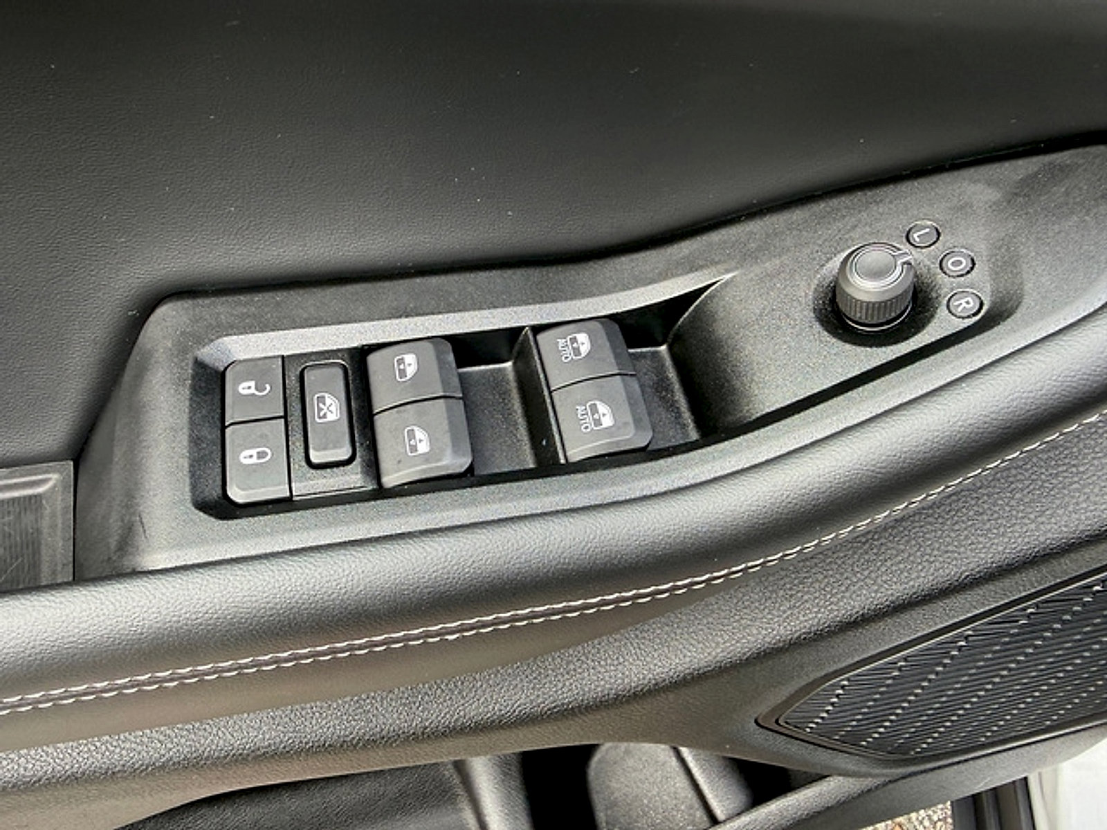 Used 2025 Jeep Grand Cherokee Altitude AWD/4WD image 12
