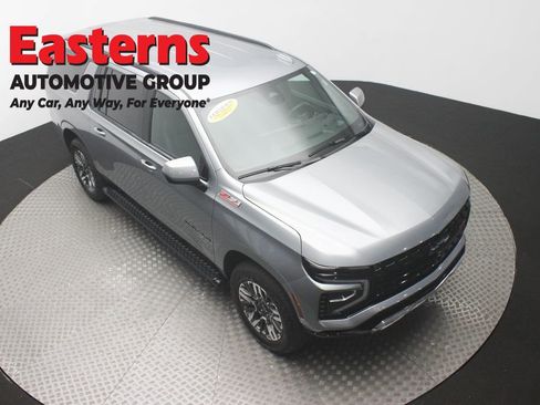 Used 2025 Chevrolet Suburban Z71 image 3