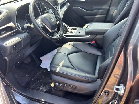 Used 2024 Toyota Highlander XLE AWD/4WD image 9