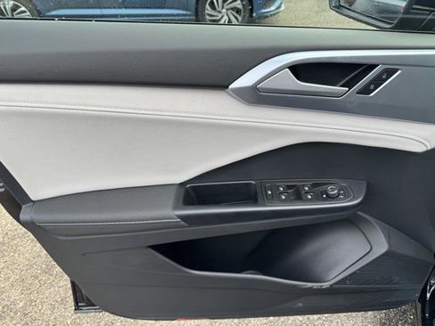 Used 2025 Volkswagen Taos SE w/ Panoramic Sunroof Package image 27