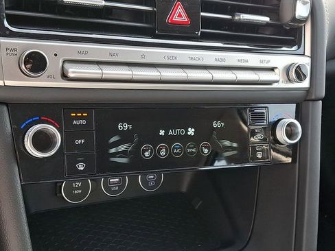 Used 2025 Genesis G70 2.5T image 15