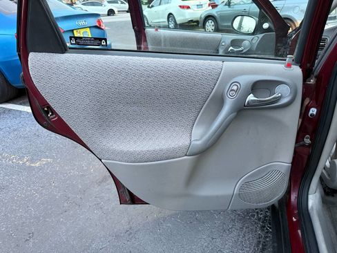 Used 2002 Saturn L-Series L100 w/ Special Edition Pkg image 18